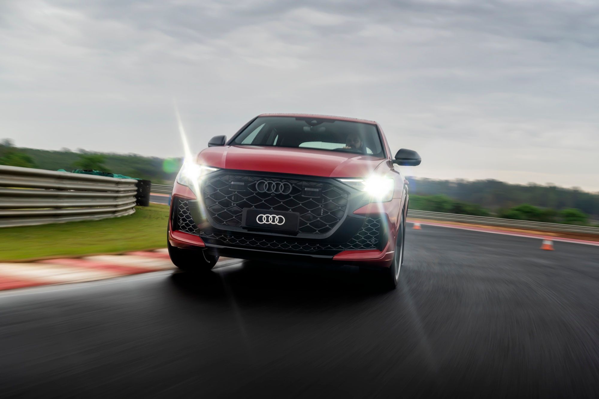 RS Q8 Performance chega à rede de concessionárias