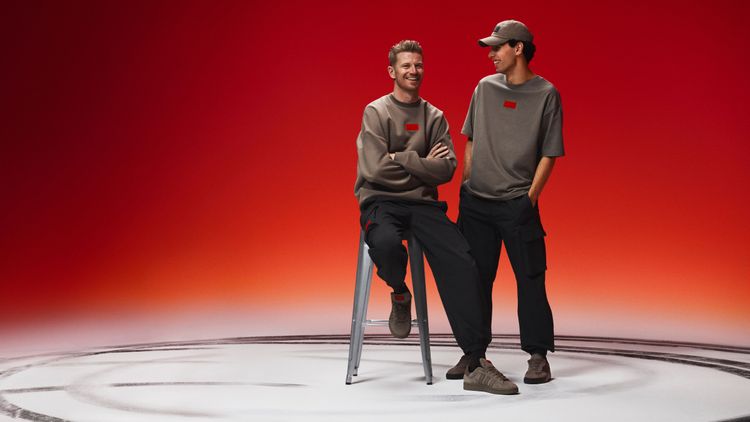 Nico Hulkenberg e Gabriel Bortoleto com a Elevated Range da coleção adidas x Audi Revolut F1 Team.jpeg